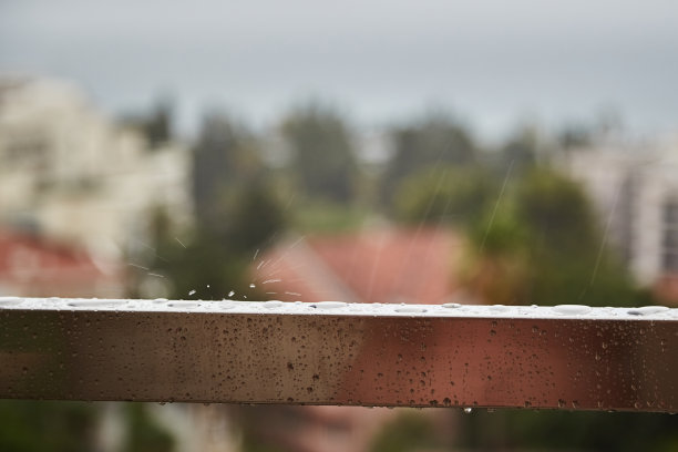 栏杆 金属栏杆 下雨 雨后 雨