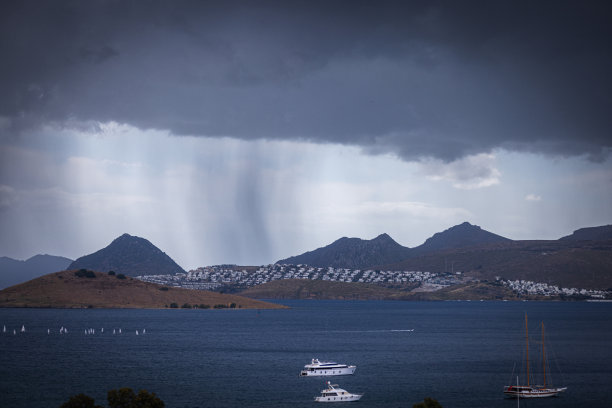 海滨小镇雨后风景