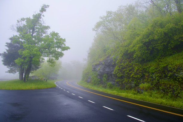 雨天的乡村道路美景