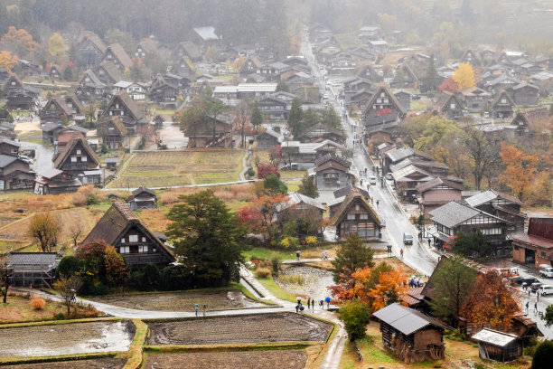 雨天的乡村道路美景