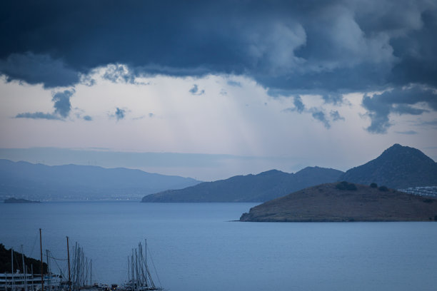 海滨小镇雨后风景