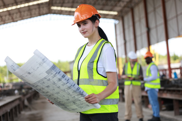 研究讨论工作的女建筑师们