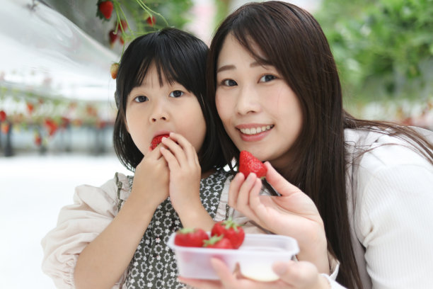 爱吃草莓的女孩