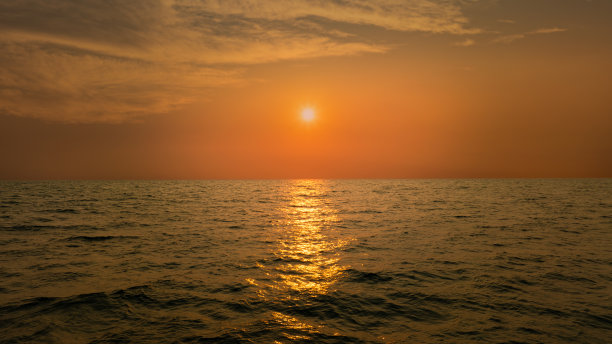 海平面日出景观图片