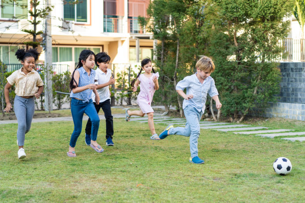 踢足球的小学生