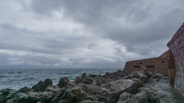 海滨小镇雨后风景