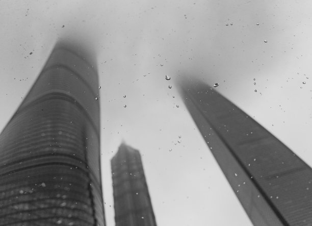 仰拍雾中高楼