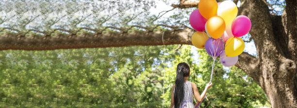 小女孩拿着气球在奔跑