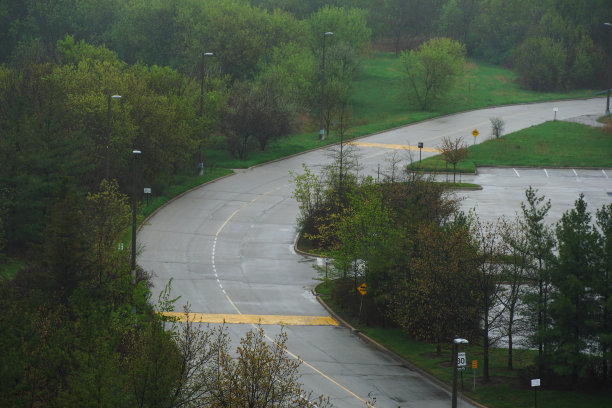 雨天的乡村道路美景