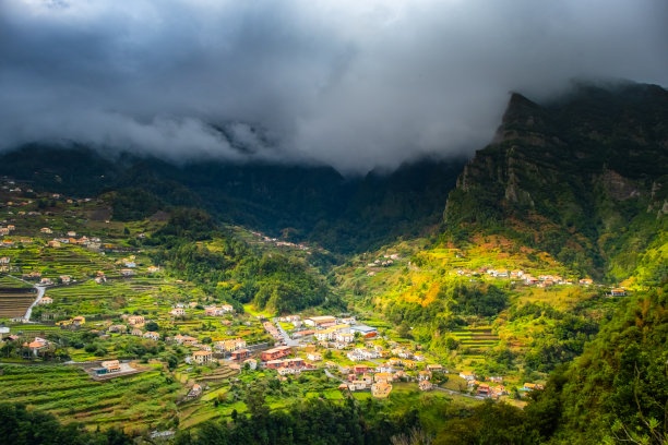 海滨小镇雨后风景