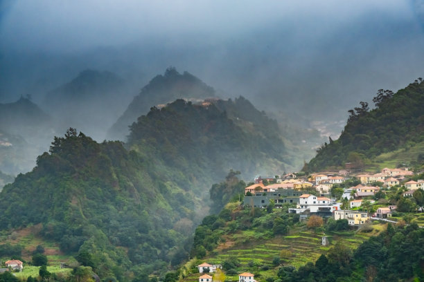 海滨小镇雨后风景