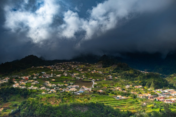 海滨小镇雨后风景