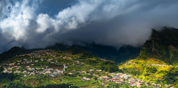 海滨小镇雨后风景