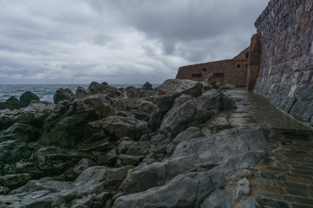 海滨小镇雨后风景