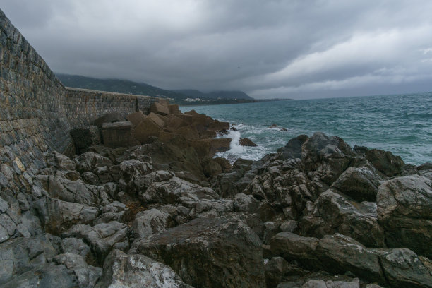 海滨小镇雨后风景