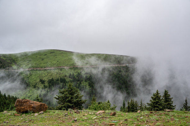 航拍雨后云雾中朦胧的山景