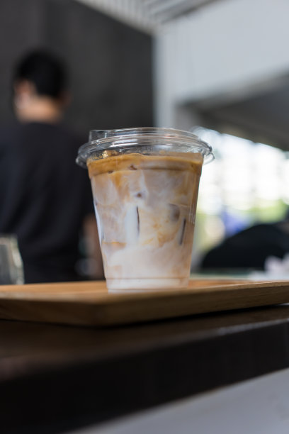 玻璃杯分层咖啡拿铁