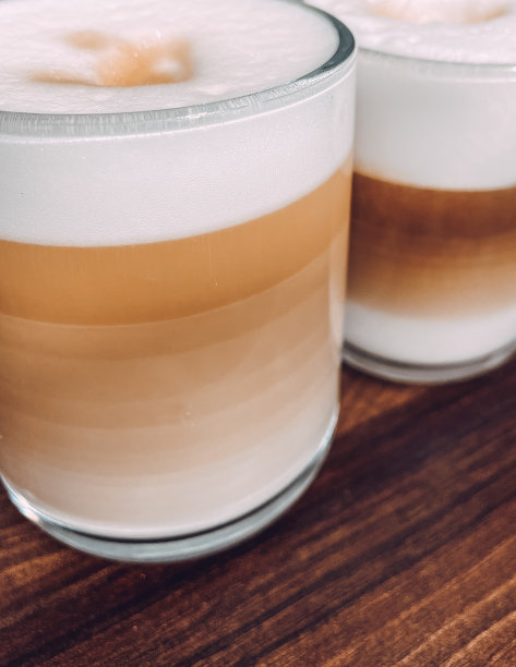 玻璃杯分层咖啡拿铁