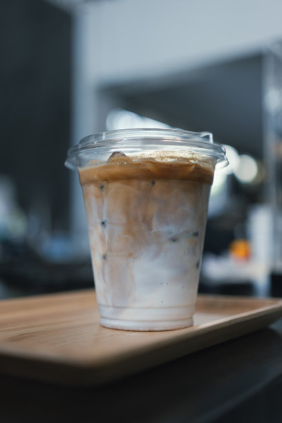 玻璃杯分层咖啡拿铁