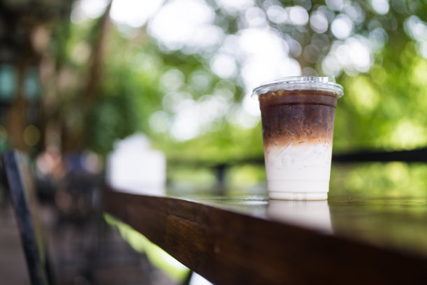 玻璃杯分层咖啡拿铁