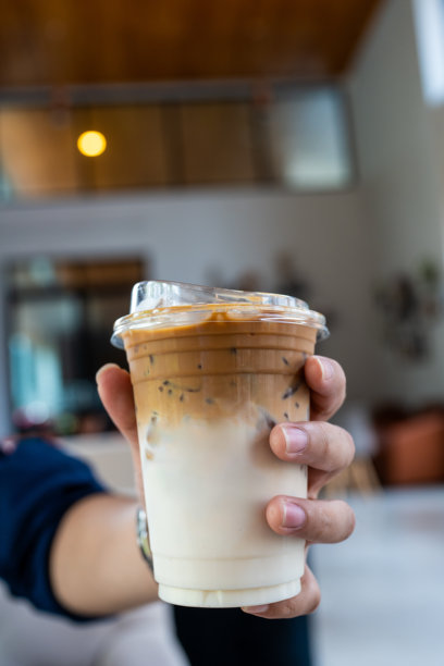 玻璃杯分层咖啡拿铁