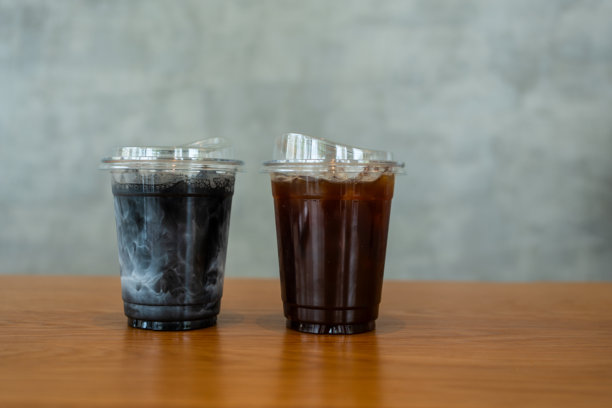 玻璃杯分层咖啡拿铁