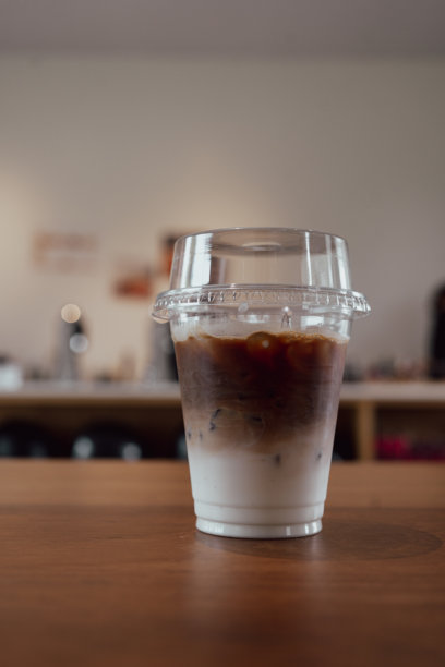 玻璃杯分层咖啡拿铁