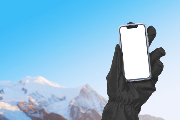 手持手机拍摄山间风景