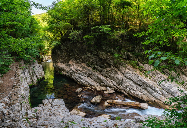 山谷,小溪,高山