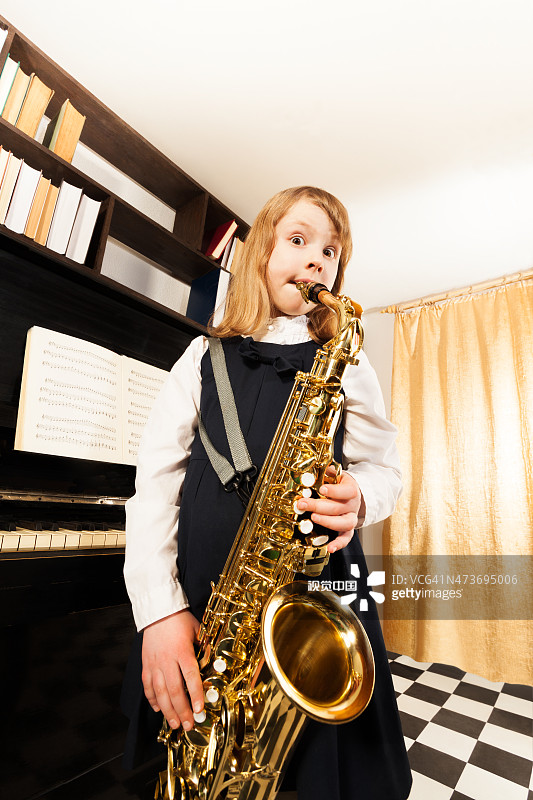 穿衣服的小女孩吹中音萨克斯