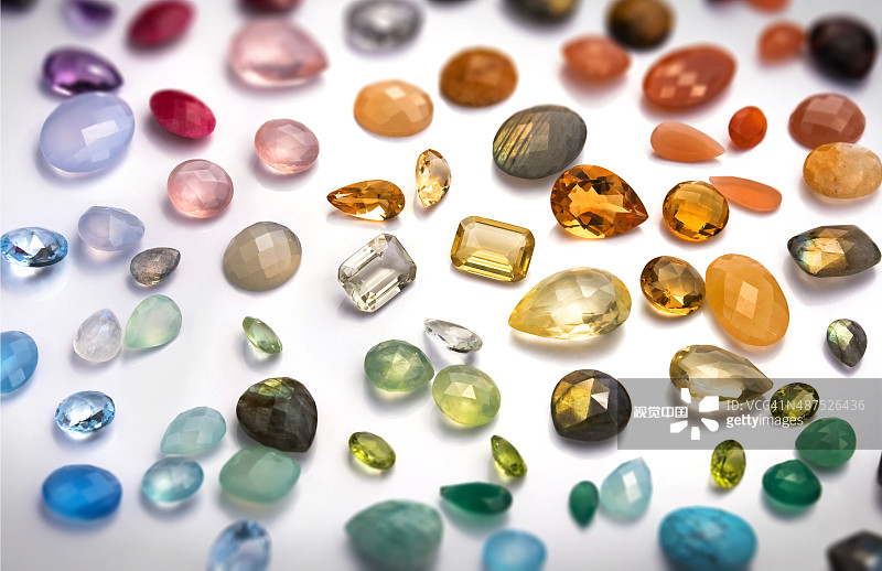 许多真正的宝石在白色的背景五彩缤纷的天然宝石