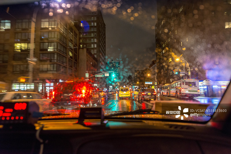 从一辆纽约出租车内在雨夜的观点