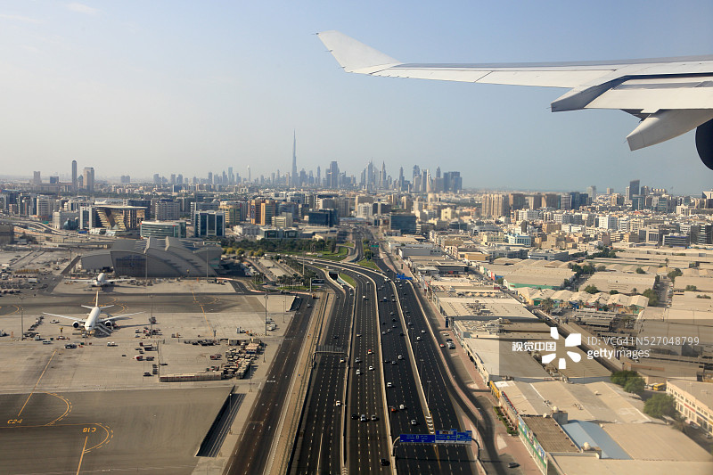 迪拜机场和阿联酋市中心鸟瞰图