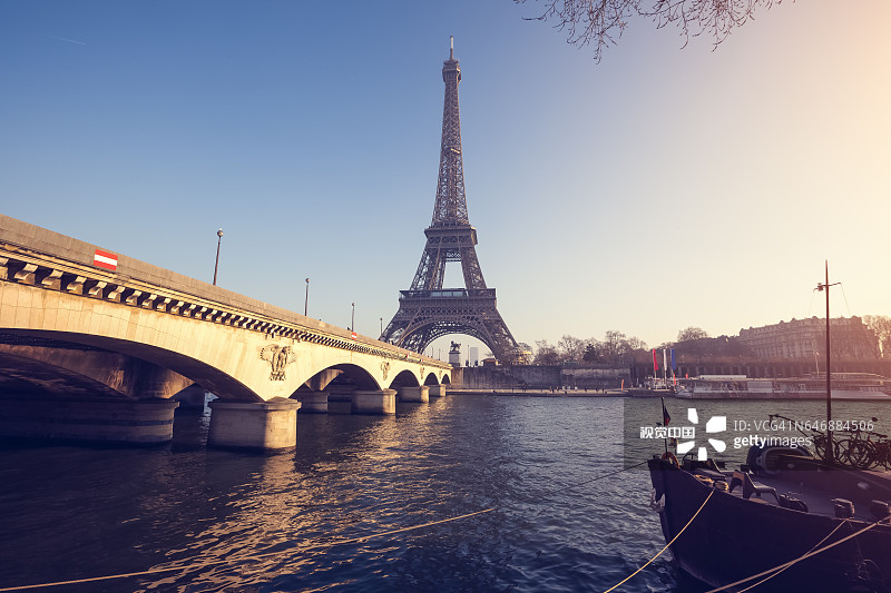 埃菲尔铁塔和桥在巴黎
