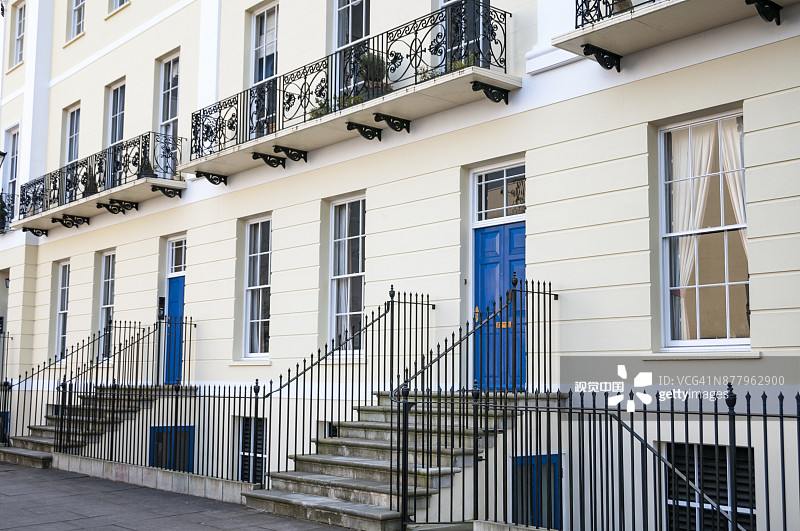 英国切尔滕纳姆的一排乔治王朝风格的联排别墅