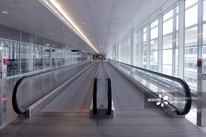 国际机场候机楼的长水平自动扶梯