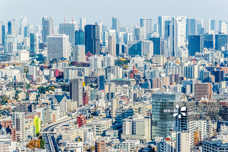 日本东京,野比苏蓝天下的台场地区和东京都市高速公路全景现代城市