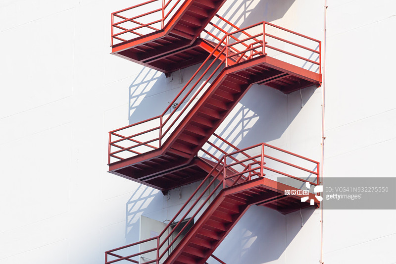 红色消防出口楼梯室外消防逃生梯