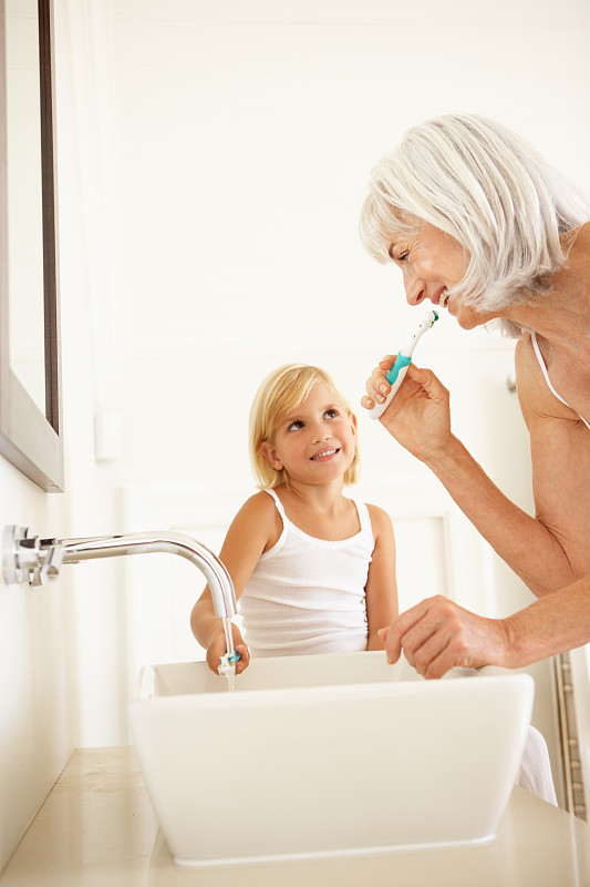 孙女,祖母,浴室,垂直画幅,多代家庭,半身像,美人,古老的,刷牙