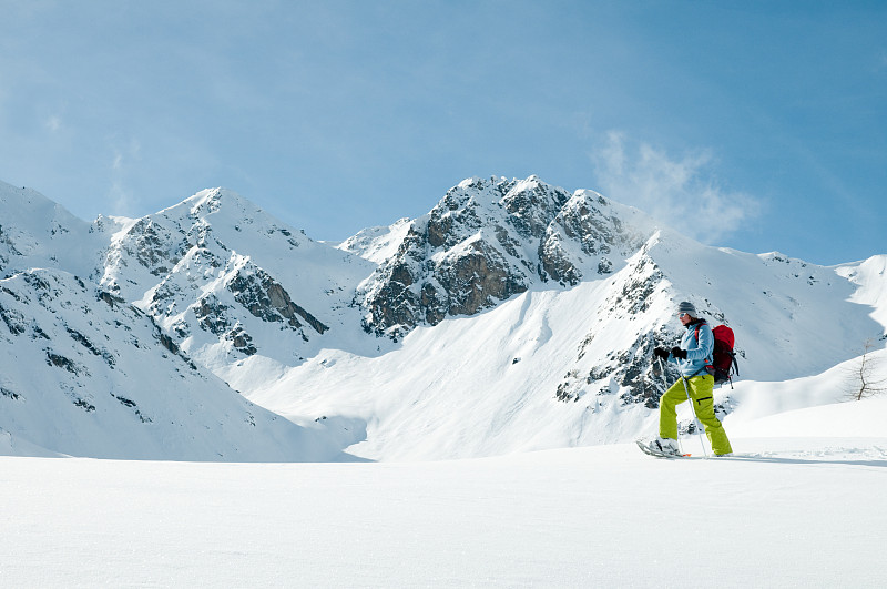 雪,山,穿雪鞋走路运动,徒步旅行,高处,一个人,天空,休闲活动,水平画幅,活动