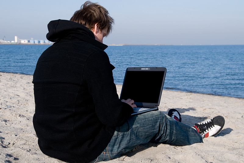 海滩,使用手提电脑,男人,30到39岁,笔记本电脑,水平画幅,沙子,忙碌,偏远的,户外