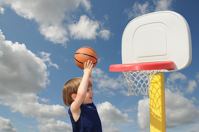进球,篮球,篮球服,篮球框,学校操场,球,留白,风,夏天,男性