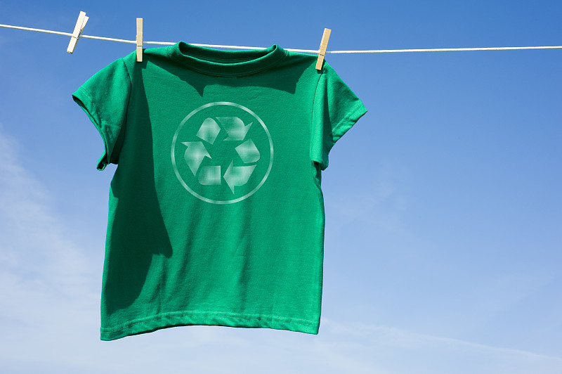 t恤,品牌名称,循环符号,绿色,概念和主题,天空,水平画幅,衣夹,无人,衣服
