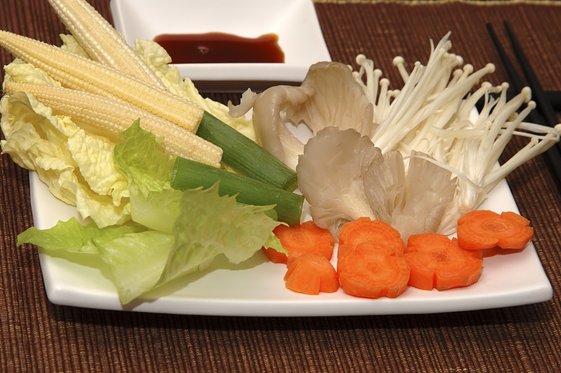 素食,日本松茸蘑菇,松茸,迷你型蔬菜,小胡萝卜,金针菇,寿喜烧,姬菇,蚝蘑,塌塌米垫