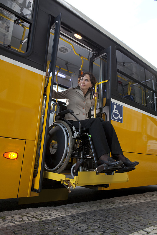 易接近性,垂直画幅,女人,巴士,中年女人,残疾人专用电梯,设备用品,斜面板,轮椅通道,电梯