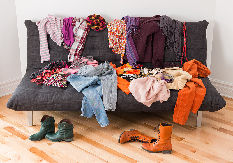 沙发,靴子,衣服,室内地面,纺织品,裤子,地板,现代,凌乱,堆