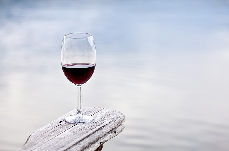 宽木躺椅,乡村风格,玻璃杯,红葡萄酒,设拉子葡萄,莫尔乐葡萄,卡百内葡萄,葡萄酒,水,水平画幅