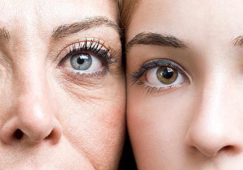 中老年人,母女,皱纹,代沟,衰老过程,脸贴脸,并排,正面视角,多代家庭,绿色眼睛