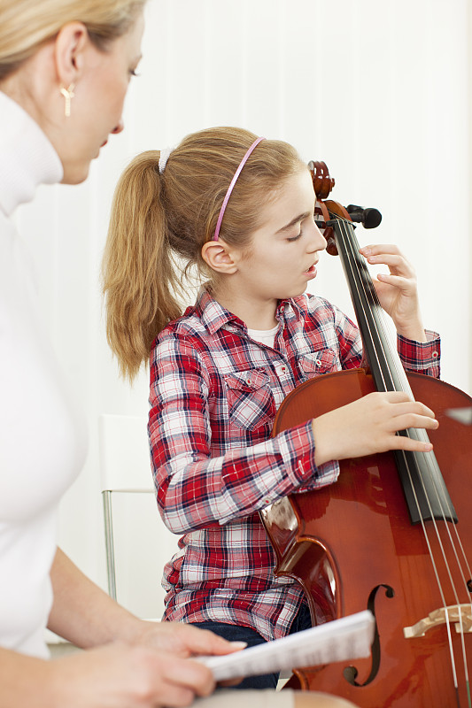 大提琴,进行中,知识,女孩,乐谱架,乐谱,垂直画幅,选择对焦,指导教师,14岁到15岁