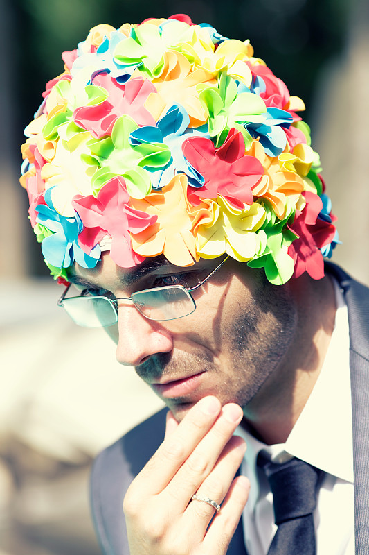 Pensive,businessman,with,flowers,shower,cap,outdoors?http://www.massimomerlini.it/is/lifestyles.jpg